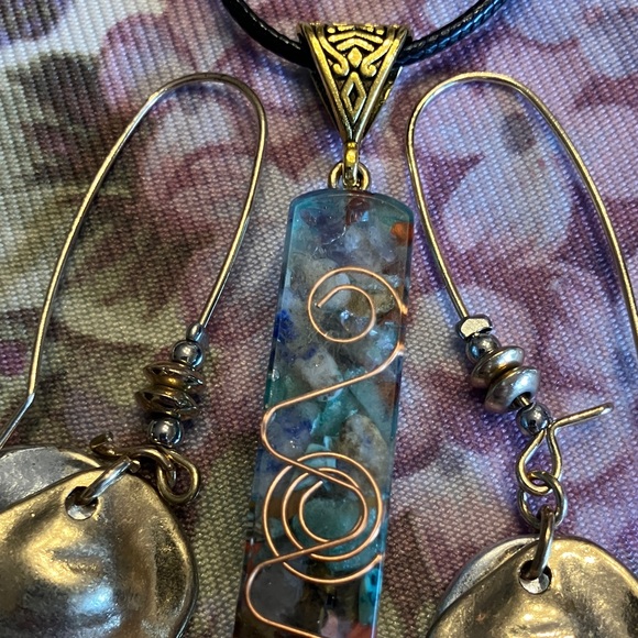 MULTICOLORED PENDANT WITH GOLD/SILVER PIERCED EARRINGS - Picture 9 of 9